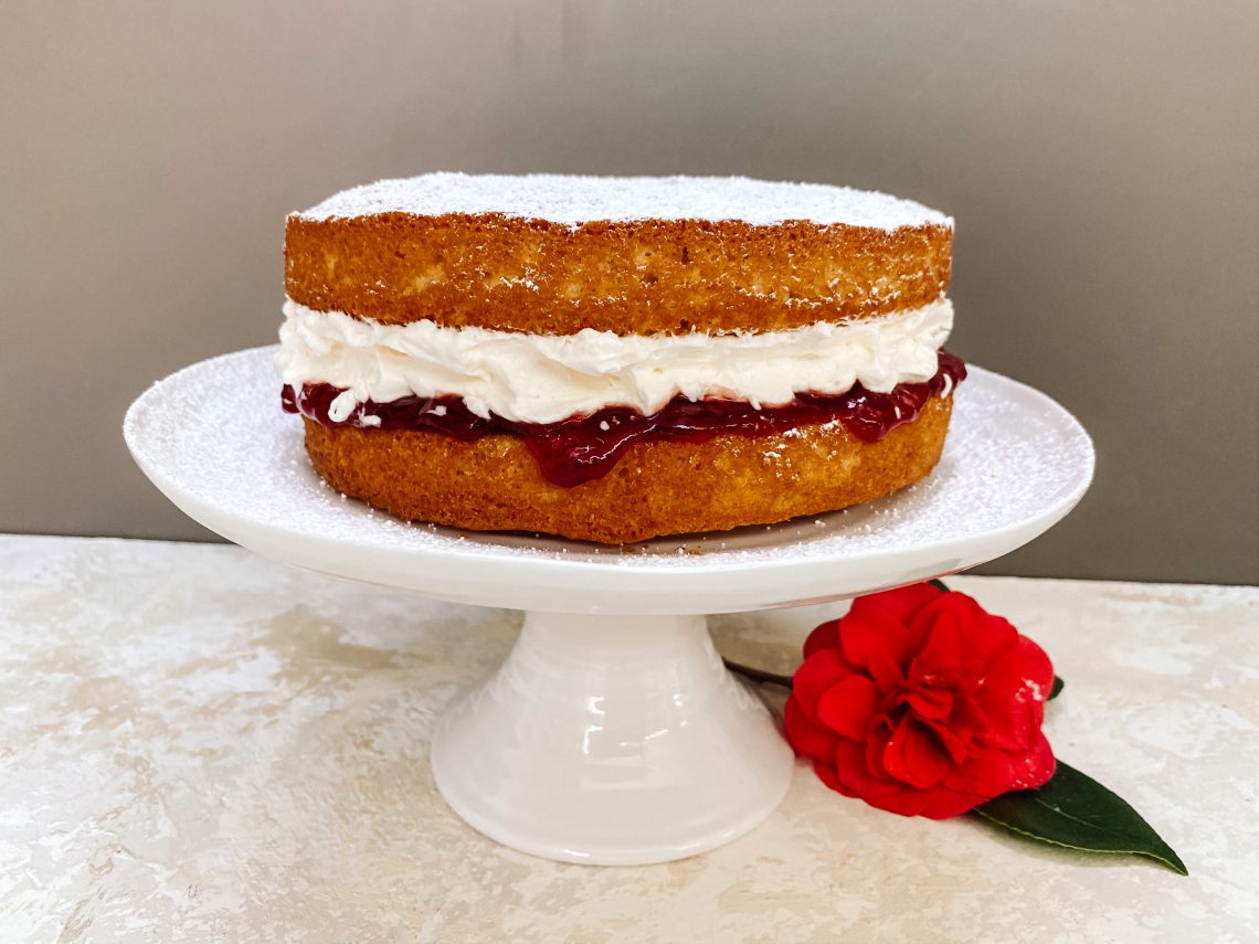 Mini Strawberry Sponge Cakes - TeaTime Magazine